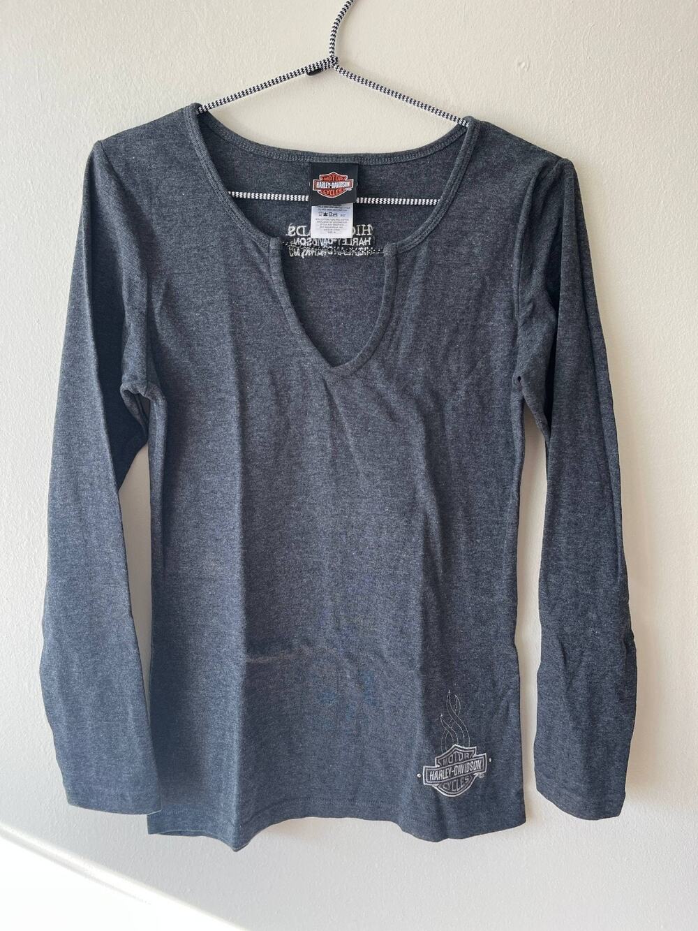 Harley Davidson Women’s Gray Chain Long Sleeve V-Neck Top Slim Fit New Jersey Sh